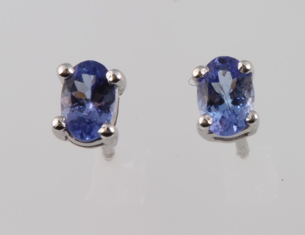 A pair tanzanite ear studs