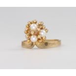 A 9ct yellow gold pearl ring, 3 grams, size L