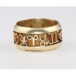 A yellow gold band with script decoration size T, 10 grams