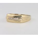 A 9ct yellow gold ring size T