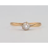An 18ct yellow gold pearl ring, 1 gram, size M