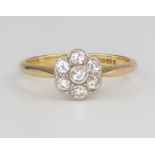 An 18ct yellow gold 7 stone diamond daisy ring, approx 0.35ct, size P