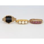 Three yellow gold rings set with agate, pearls and garnets, size P, Q and S, 8.2 grams