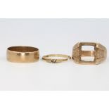 A gentleman's 9ct yellow gold ring mount, ditto wedding band and ring (cut), sizes J, Q and T, 9