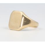 A gentleman's 9ct yellow gold signet ring size Q 1/2, 4 grams