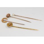 Four Edwardian 9ct gold tie pins, 5.4 grams