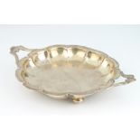 An Edwardian silver 2 handled shallow dish on bun feet, Sheffield 1905, 376 grams, 27cm