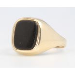 A gentleman's 9ct yellow gold onyx signet ring, 4 grams, size U