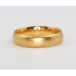 A 22ct yellow gold wedding band 3.9 grams, size K