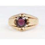 A gentleman's 9ct yellow gold garnet ring, 9.1 grams, size U