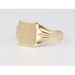 A gentleman's 9ct yellow gold signet ring, 3.6 grams, size V