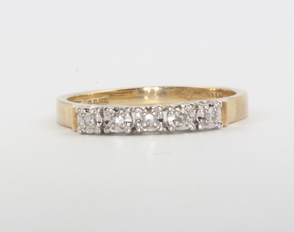 A 9ct yellow gold 5 stone diamond ring 2.1 grams, size N