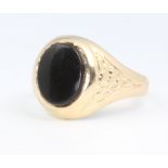 A gentleman's 9ct yellow gold onyx set ring 2.6 grams, size U