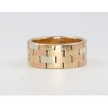 A 9ct 2 colour gold wedding band 7.6 grams, size N