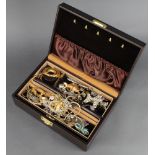 A quantity of vintage jewellery contained in a suede mounted jewellery box
