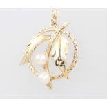 A 9ct yellow gold pearl pendant and chain 3.3 grams
