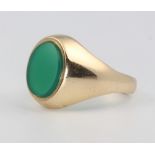 A gentleman's 9ct yellow gold hardstone signet ring, 7.1 grams, size P 1/2