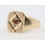 A 9ct yellow gold garnet signet ring, 6 grams, size Q