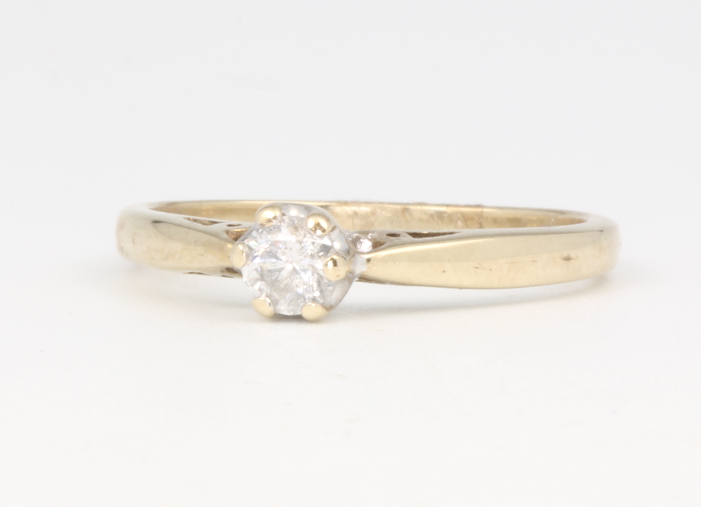 A 9ct yellow gold single stone diamond ring approx. 0.25ct, 2.2 grams, size M