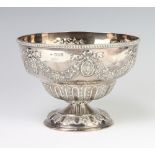 An Edwardian repousse silver rose bowl with swags and floral decoration, London 1906, 16cm, 331