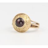 A Victorian 15ct yellow gold cabochon cut garnet ring, size G, 2.7 grams