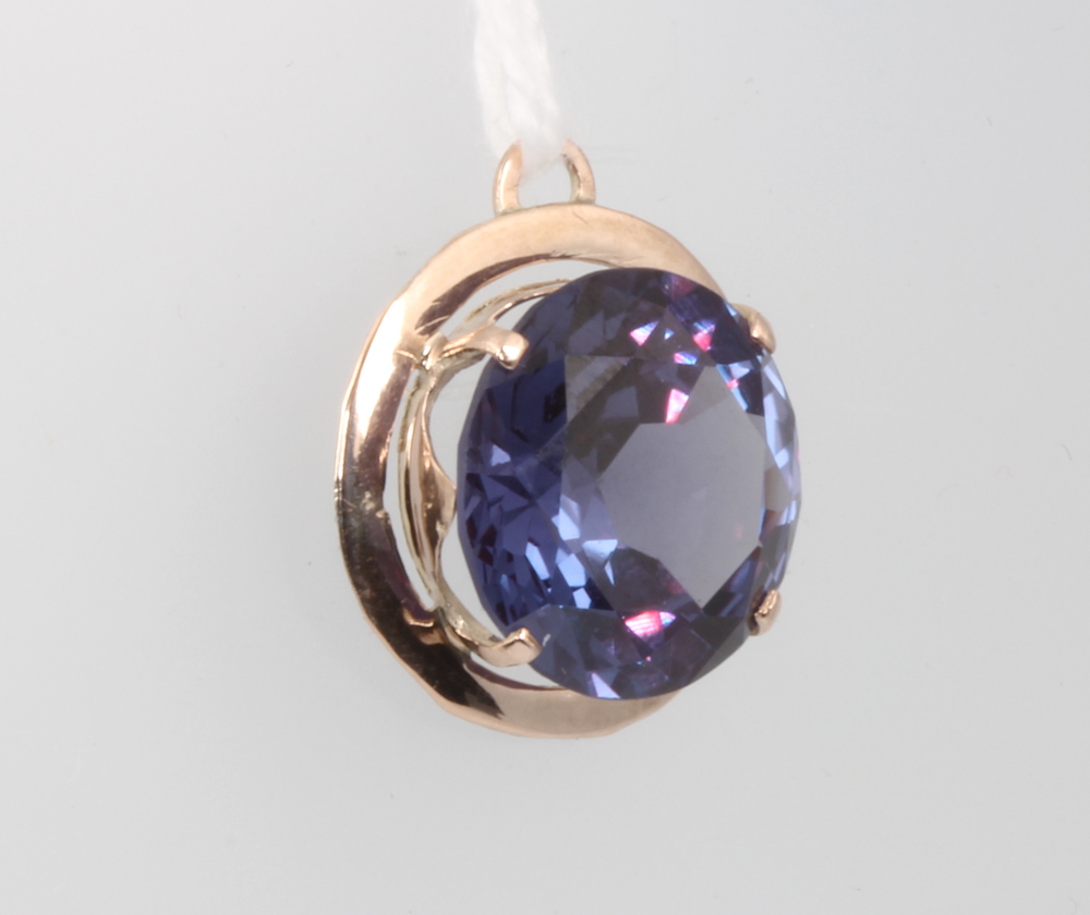 A 9ct yellow gold amethyst pendant 18mm, 3.1 grams