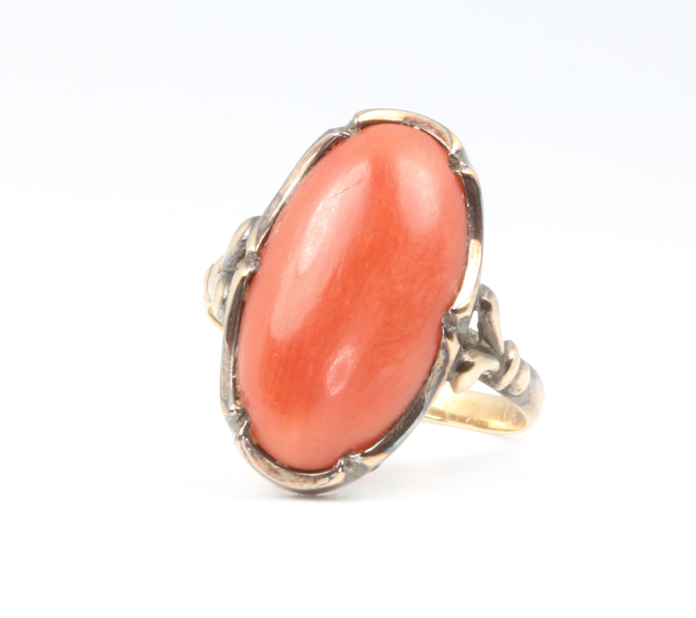 A 14ct yellow gold cabochon cut coral ring 3.4 grams, size M