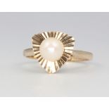 A 9ct yellow gold pearl ring, 2.5 grams, size O