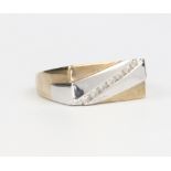 A gentleman's 9ct 2 colour gold diamond ring 4.1 grams, size O