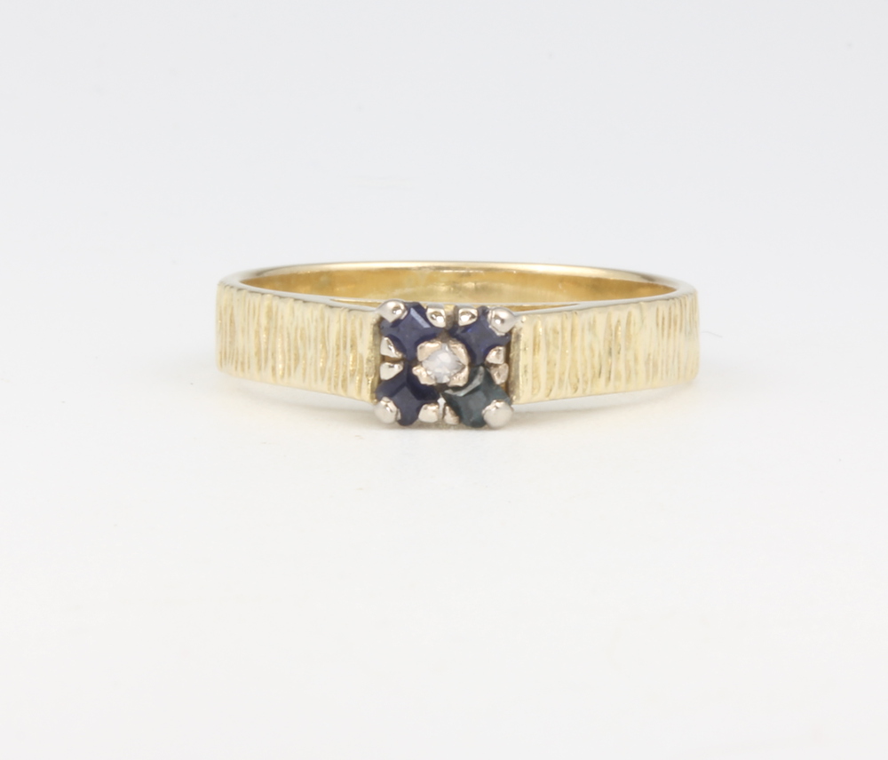 An 18ct yellow gold bark finish sapphire and diamond ring 3.9 grams, size M 1/2