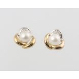 A pair of 9ct yellow gold cultured pearl ear studs 1 gram