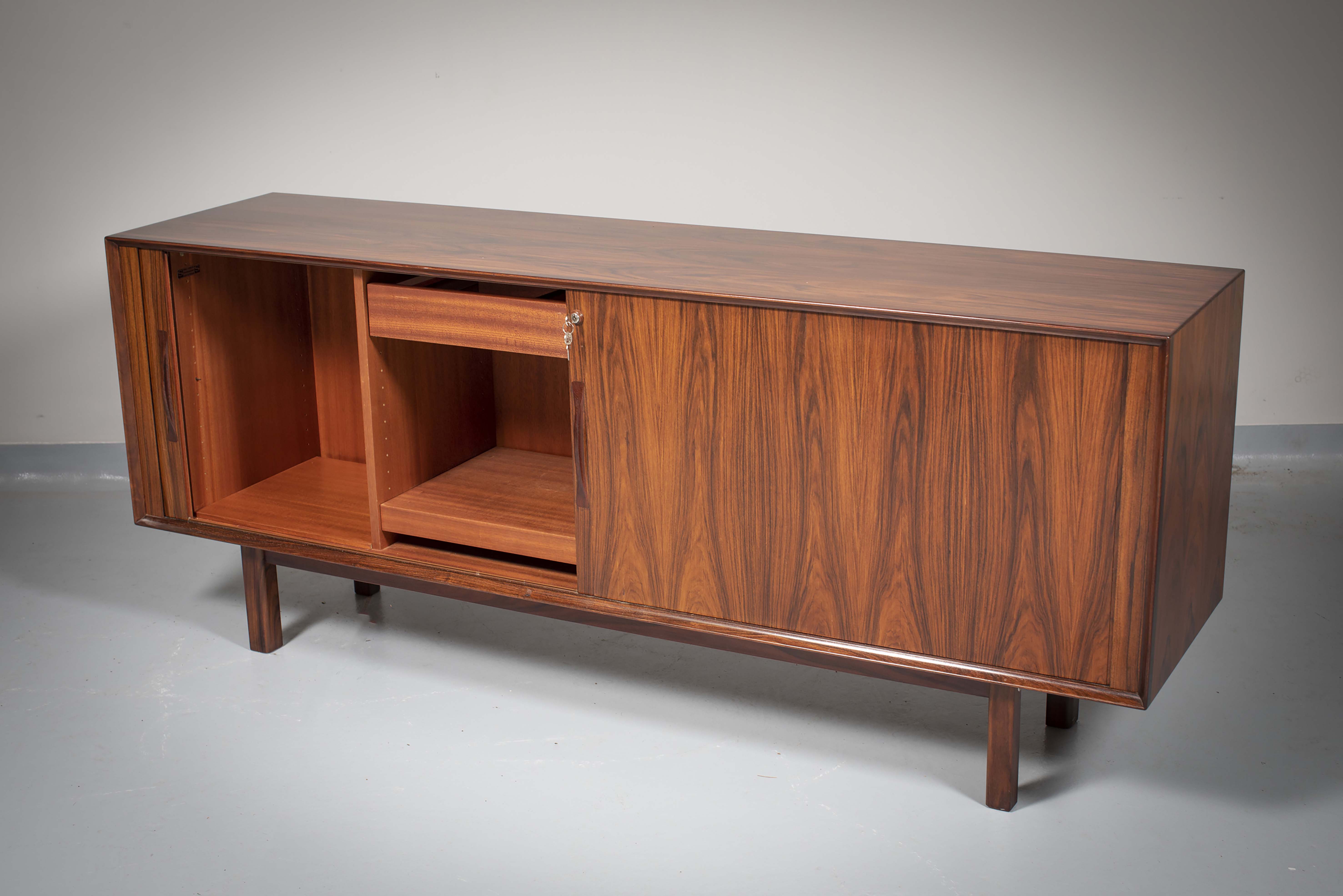 A ROSEWOOD SIDEBOARD by Arne Vodder - Image 3 of 6