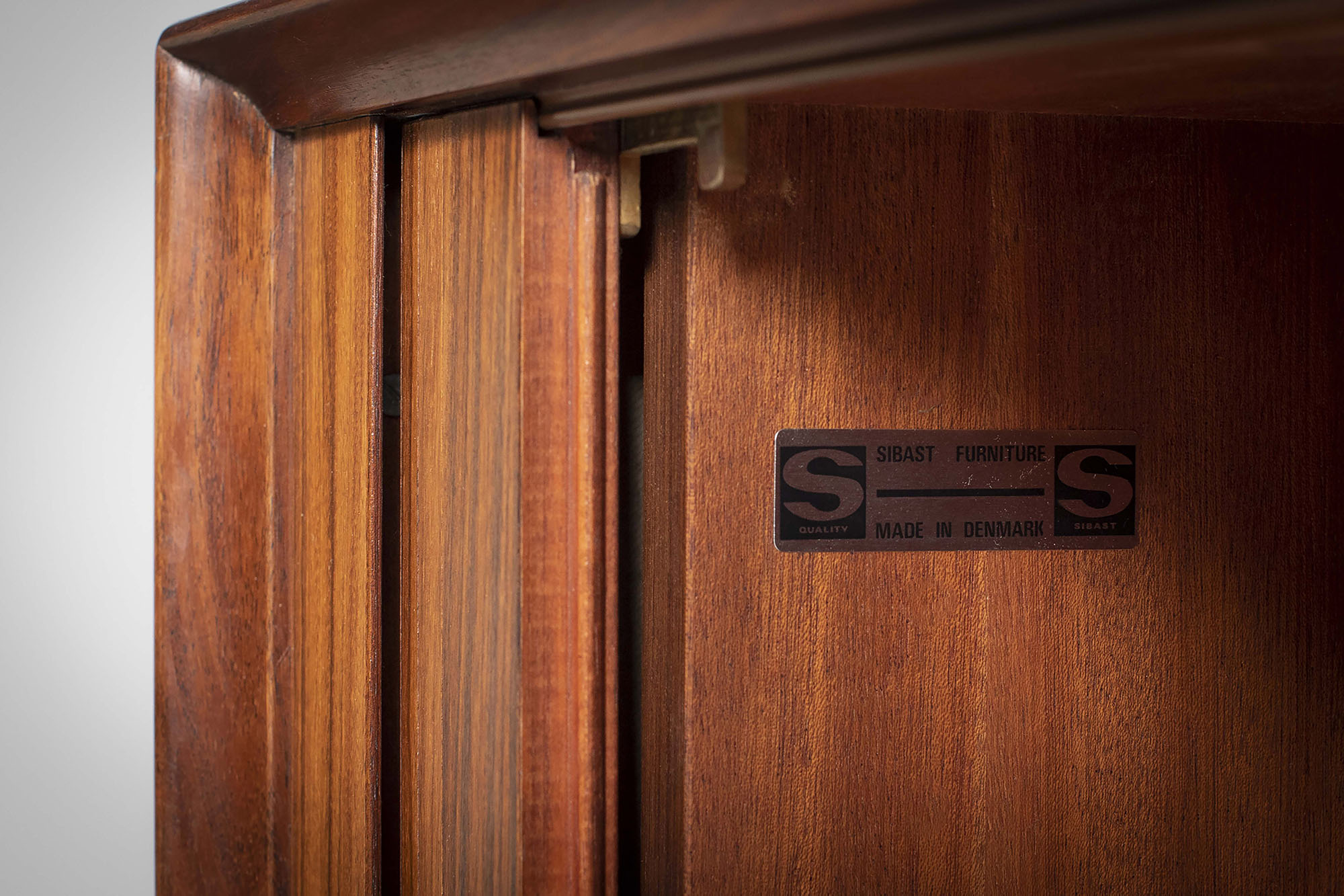 A ROSEWOOD SIDEBOARD by Arne Vodder - Image 6 of 6