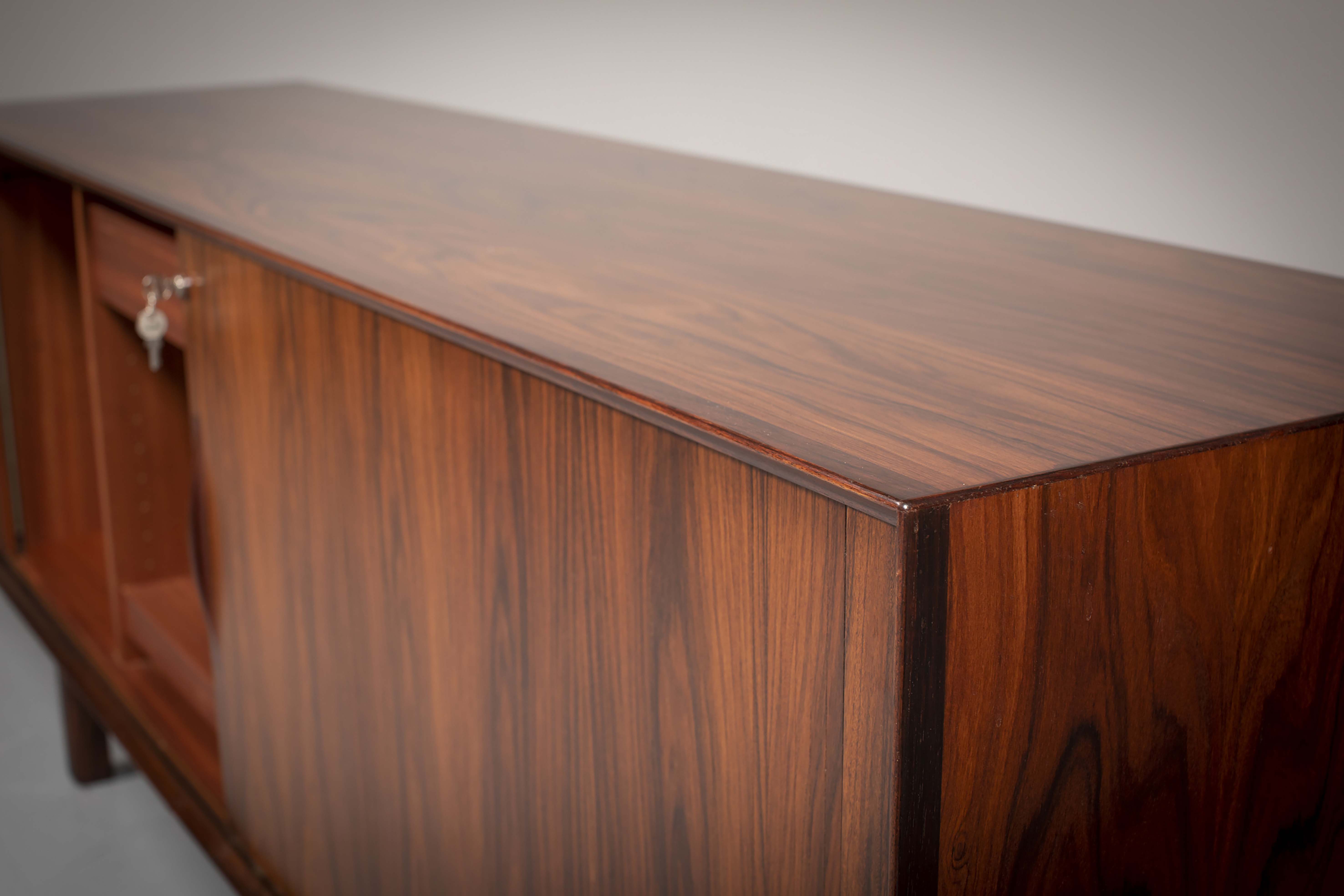 A ROSEWOOD SIDEBOARD by Arne Vodder - Image 5 of 6