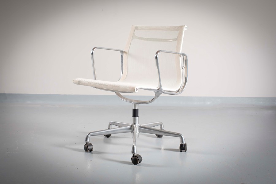 THE EA117 OFFICE CHAIR, BY CHARLES AND RAY EAMES, FOR VITRA, - Image 2 of 3