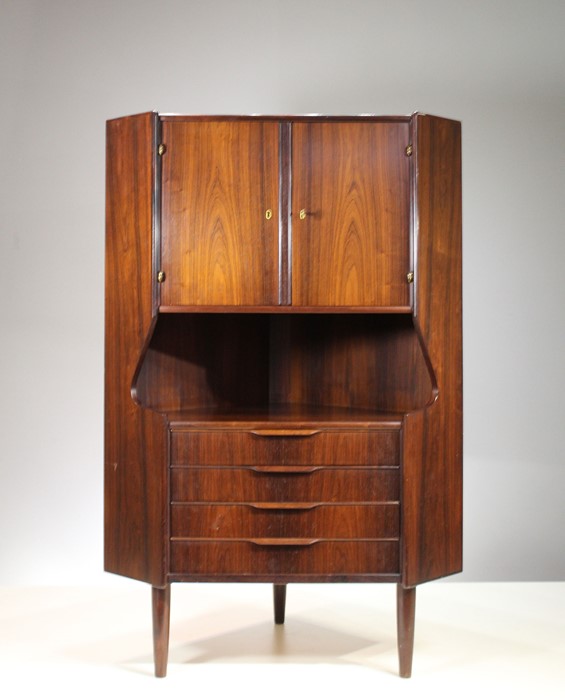 A ROSEWOOD CORNER CABINET, DANISH 1960s, BY GUNNI OMAN, with upper cupboard, above a shelf and