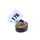 A YELLOW GOLD RING set with an oval laips lazuli cabochon stone, no hallmark, size O,