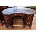 A FINE QUALITY 1920/30'S MAHOGANY KIDNEY SHAPED KNEEHOLE DRESSING TABLE,