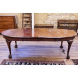 A 1920/30'S MAHOGANY EXTENDING DINING TABLE,