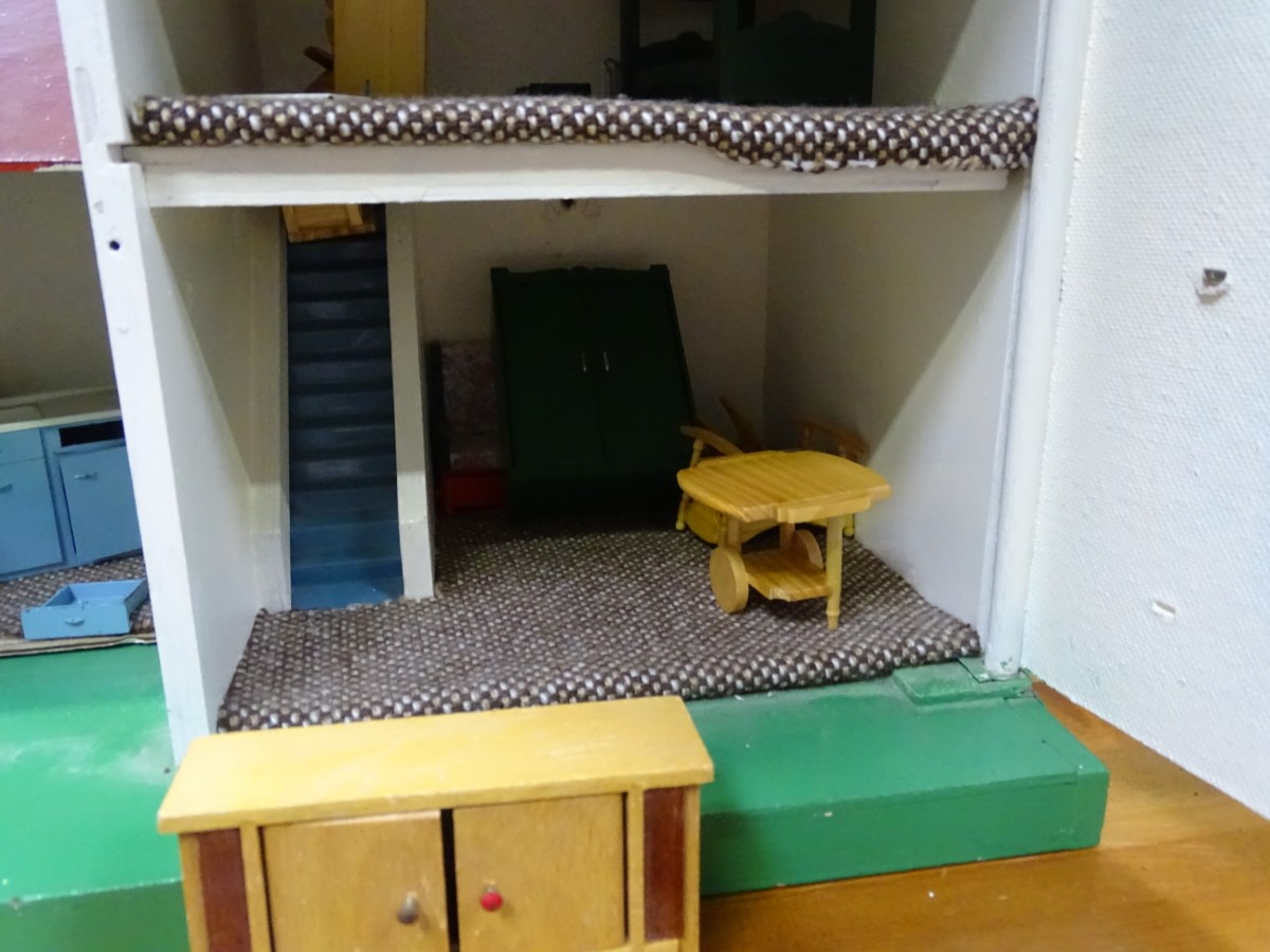 Dolls house and furniture CONDITION: Please Note - we do not make reference to the - Image 3 of 5