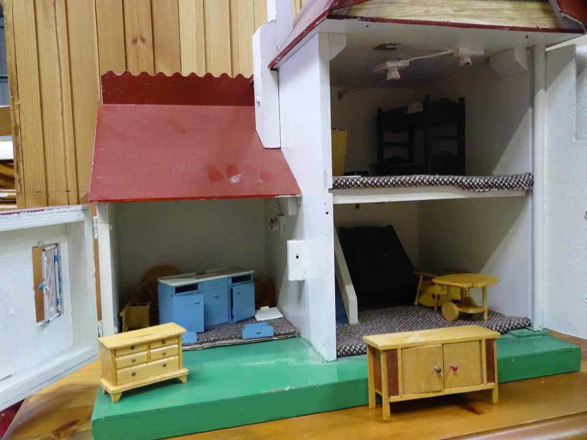 Dolls house and furniture CONDITION: Please Note - we do not make reference to the - Image 5 of 5