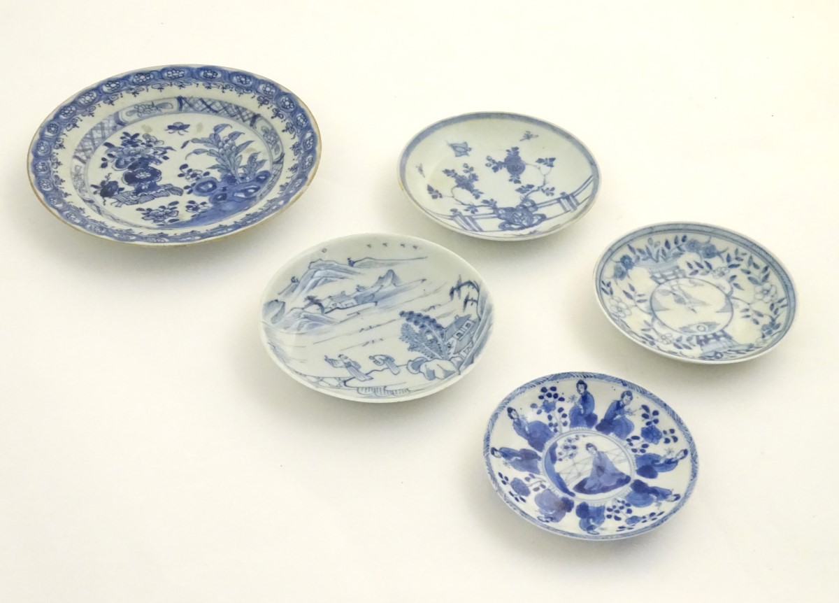 Five Chinese blue and white plates: A blue and white plate depicting butterflies and peonies on a - Image 11 of 15