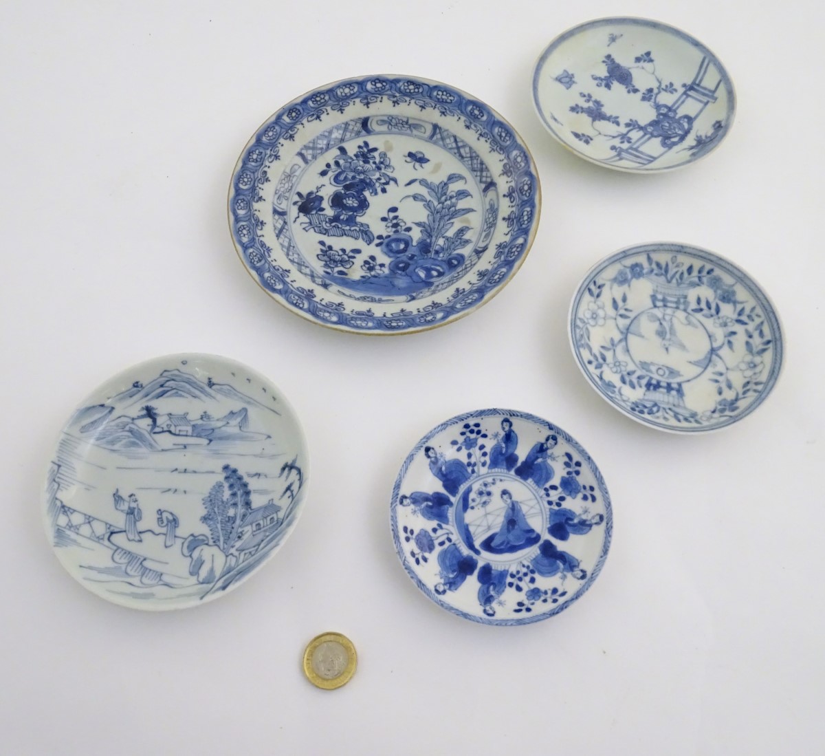 Five Chinese blue and white plates: A blue and white plate depicting butterflies and peonies on a - Image 12 of 15