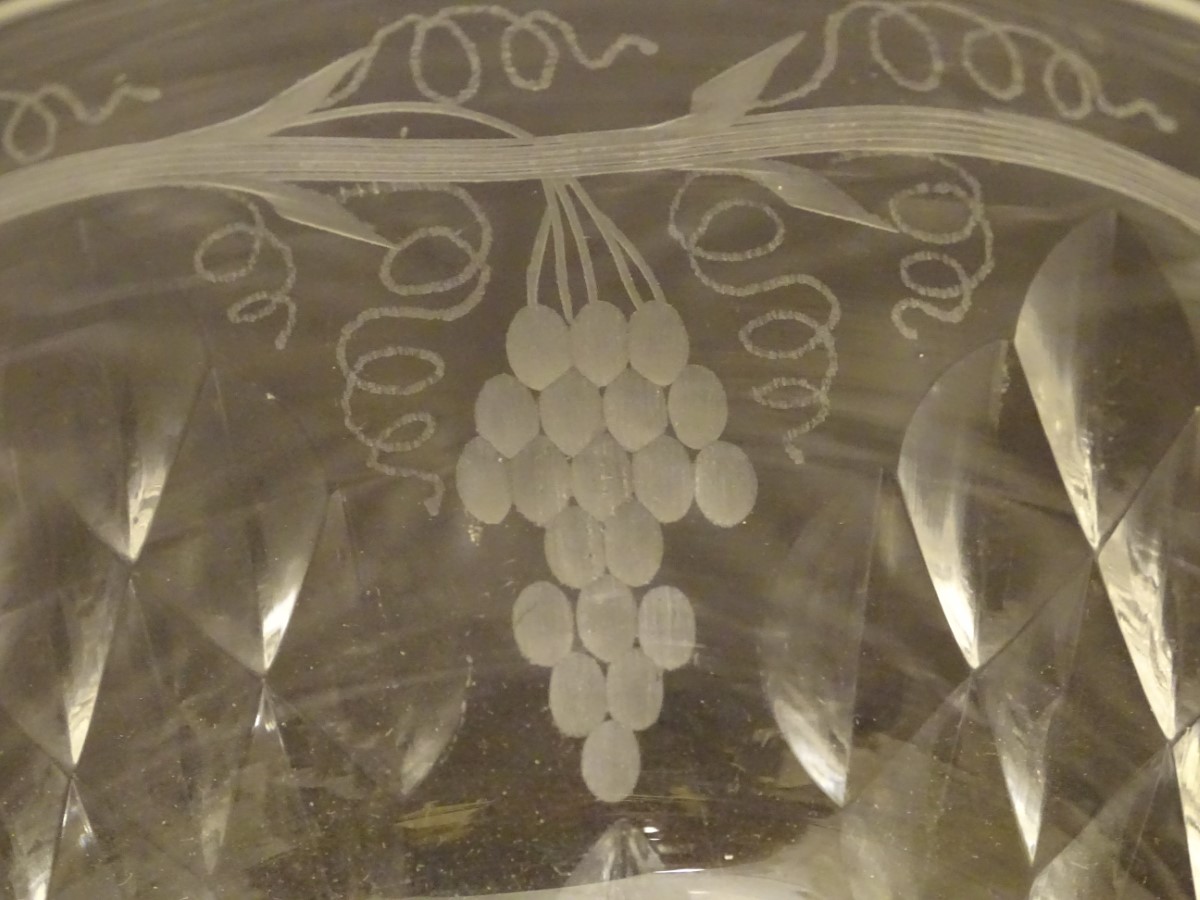 A Victorian crystal glass rinser / finger bowl, decorated with etched fruiting vine, - Image 6 of 6