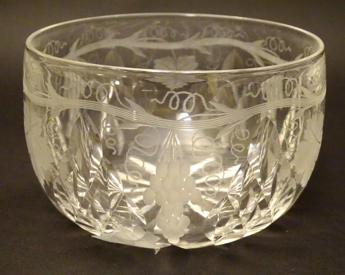 A Victorian crystal glass rinser / finger bowl, decorated with etched fruiting vine,