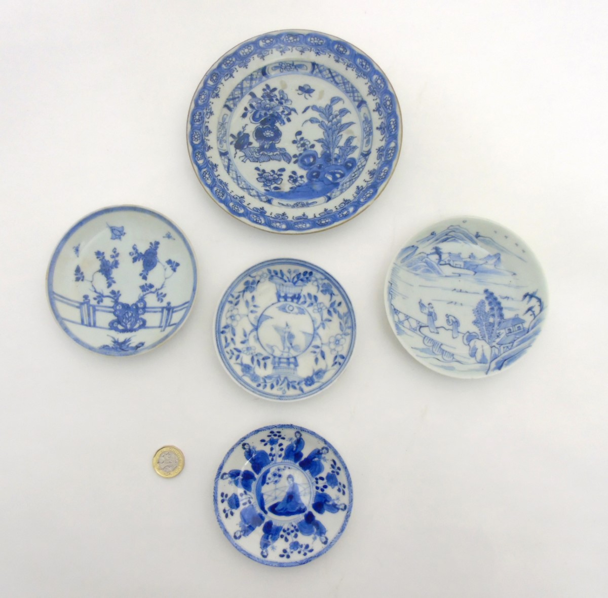 Five Chinese blue and white plates: A blue and white plate depicting butterflies and peonies on a - Image 5 of 15