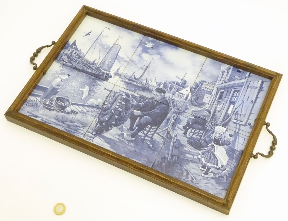 A wooden tray with 6 delft blue tiles decorated with a harbour scene with boats, a windmill, - Image 5 of 8