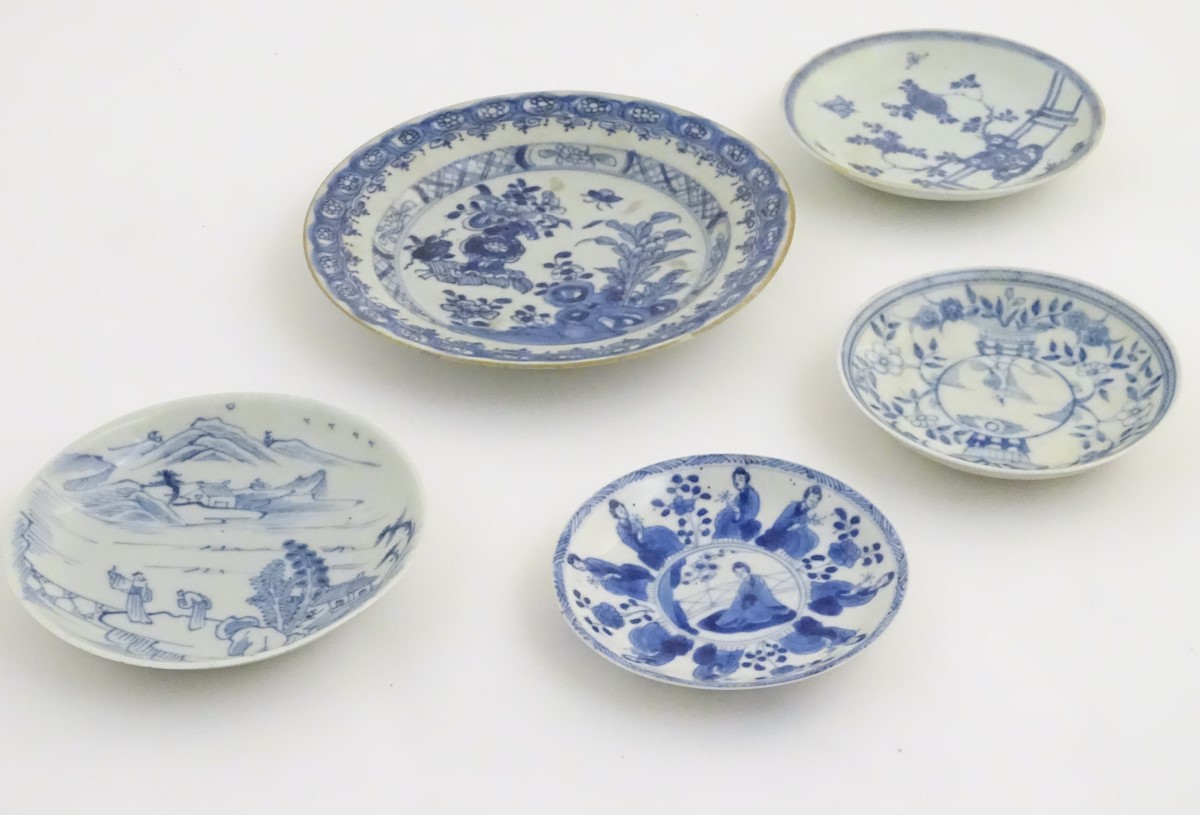 Five Chinese blue and white plates: A blue and white plate depicting butterflies and peonies on a - Image 13 of 15