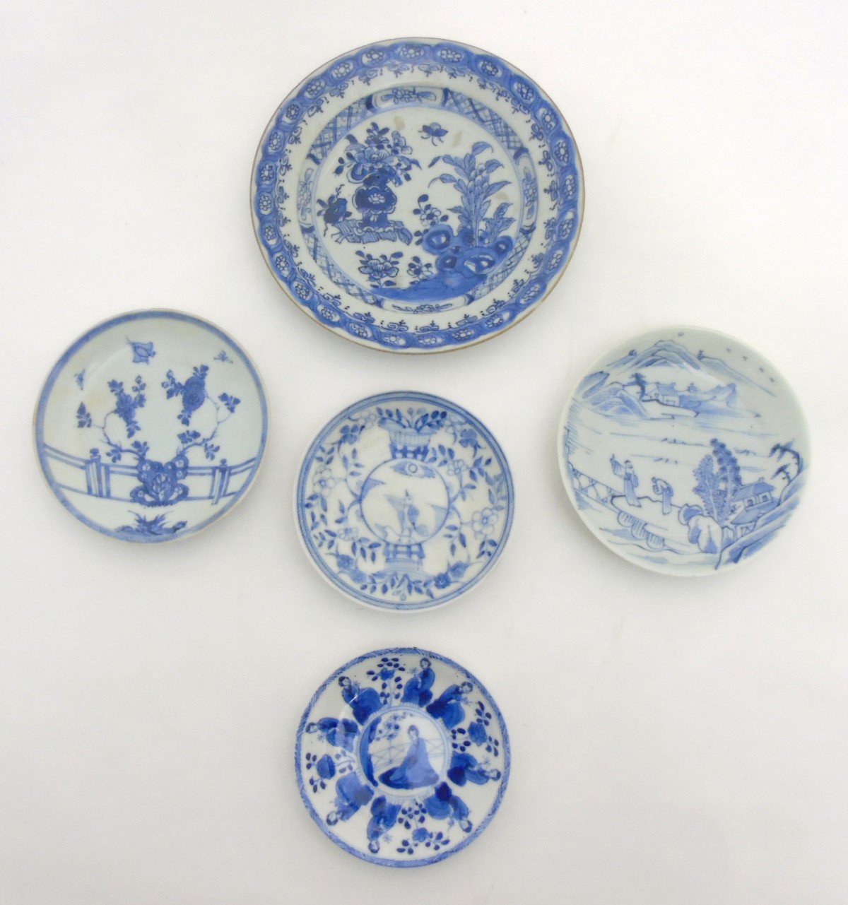 Five Chinese blue and white plates: A blue and white plate depicting butterflies and peonies on a - Image 6 of 15