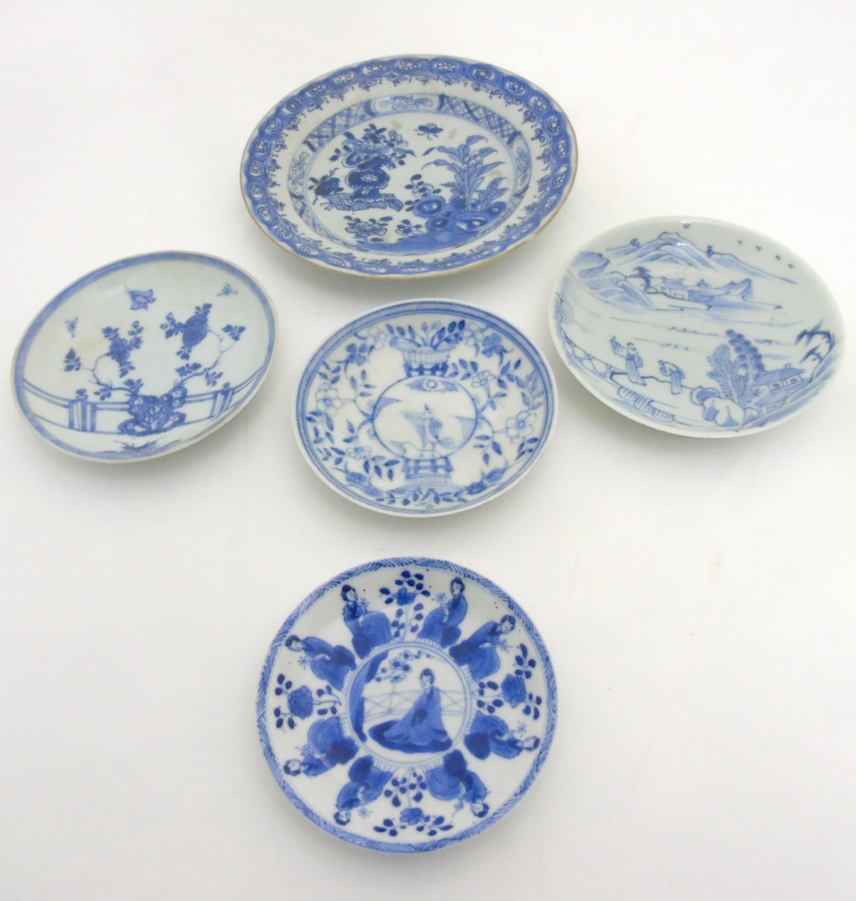 Five Chinese blue and white plates: A blue and white plate depicting butterflies and peonies on a - Image 4 of 15